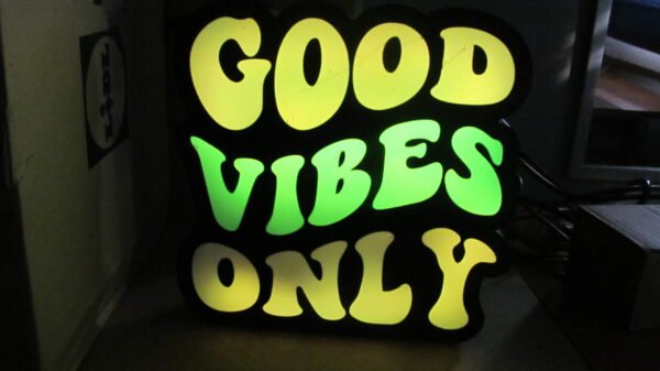 Cartel LED 3D Good Vibes Only, color neón amarillo y verde de MIMA 3D